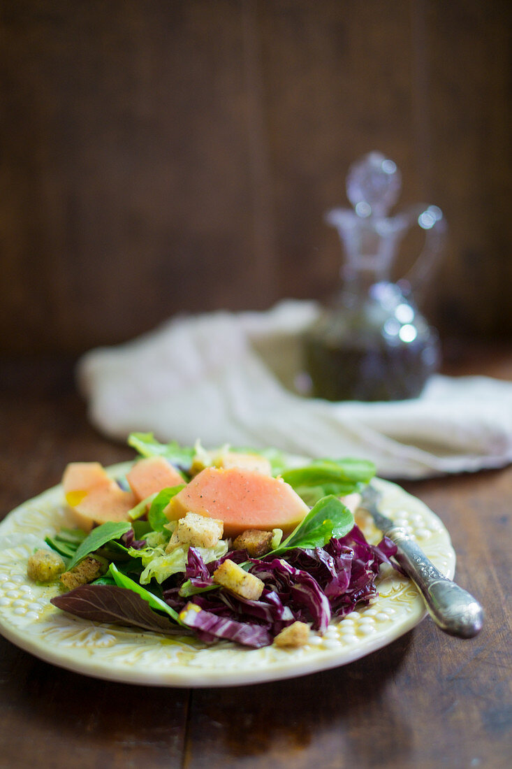 Mixed leaf salad with papaya and croutons