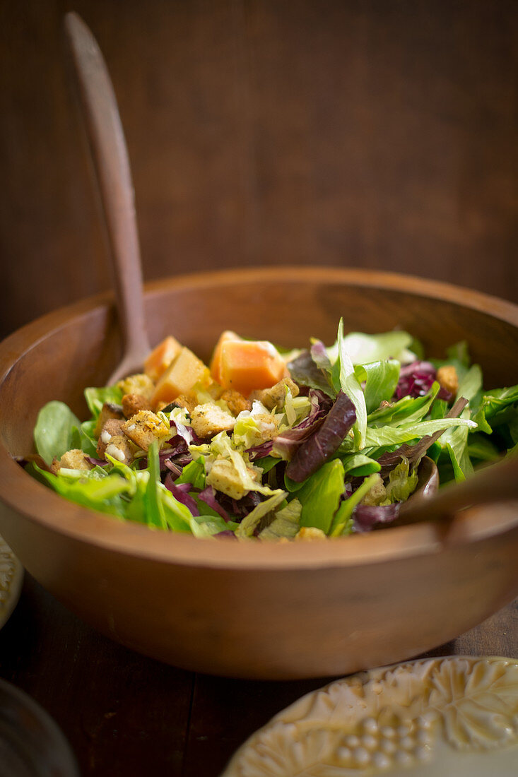 Gemischter Blattsalat mit Papaya und Croûtons