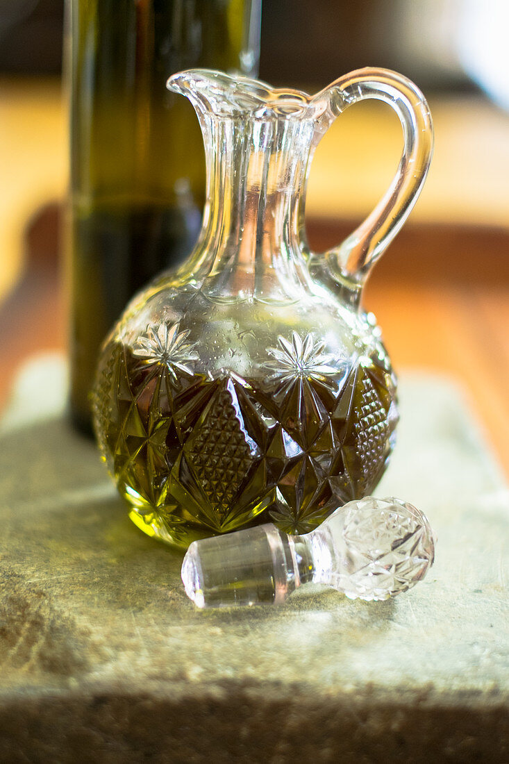 Olivenöl in Glaskaraffe