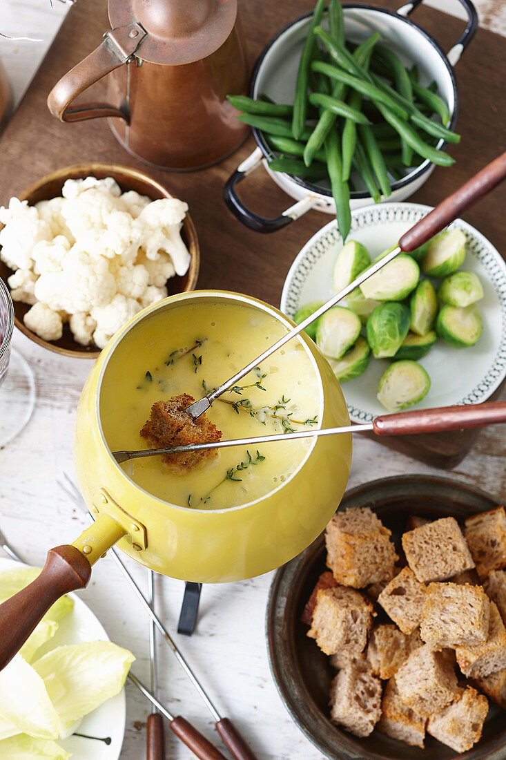 Cheesy cider and thyme fondue