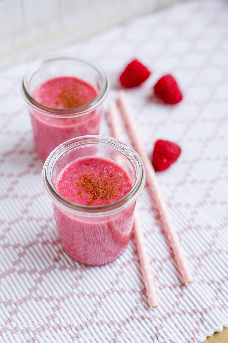 Zwei Gläser Himbeershake mit Zimt