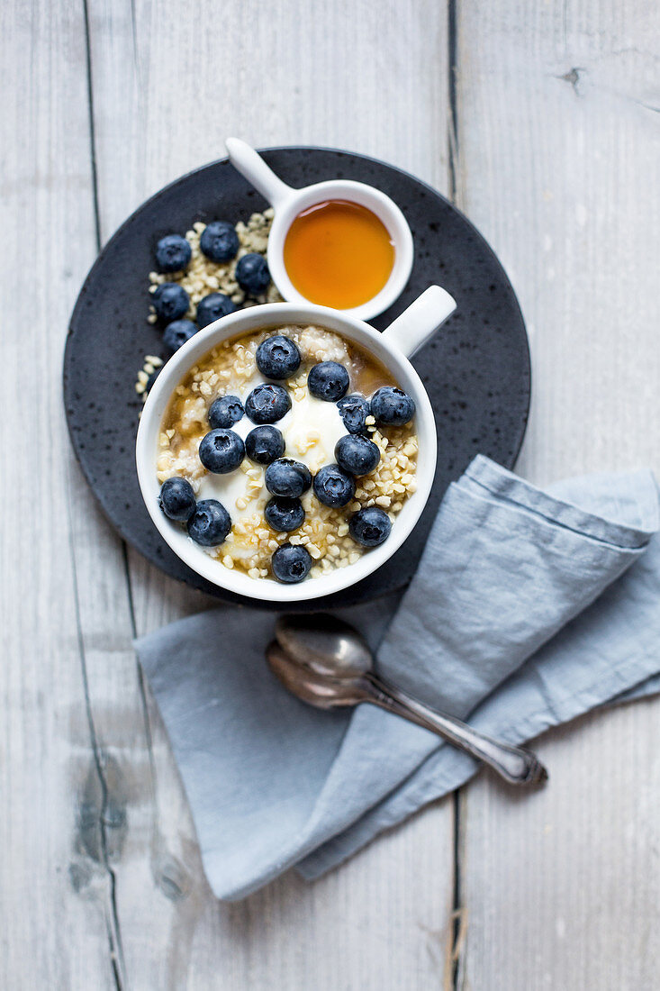 Porridge with yoghurt, blueberries and almonds