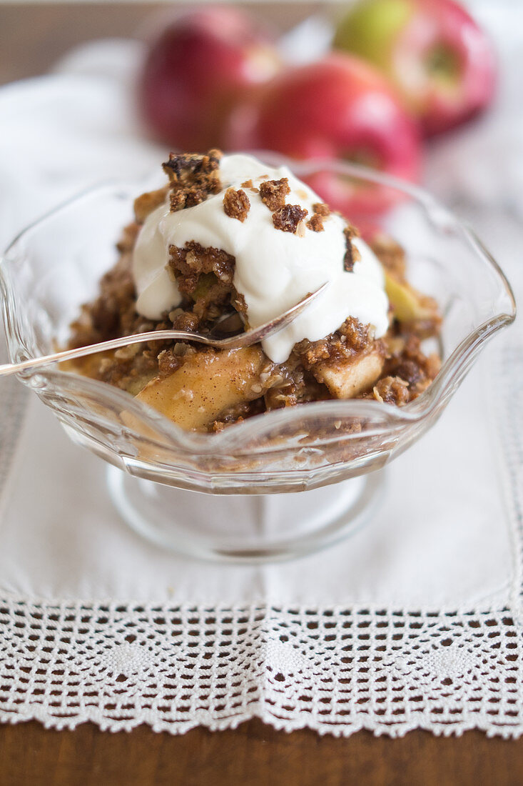 Apple crisp with cream