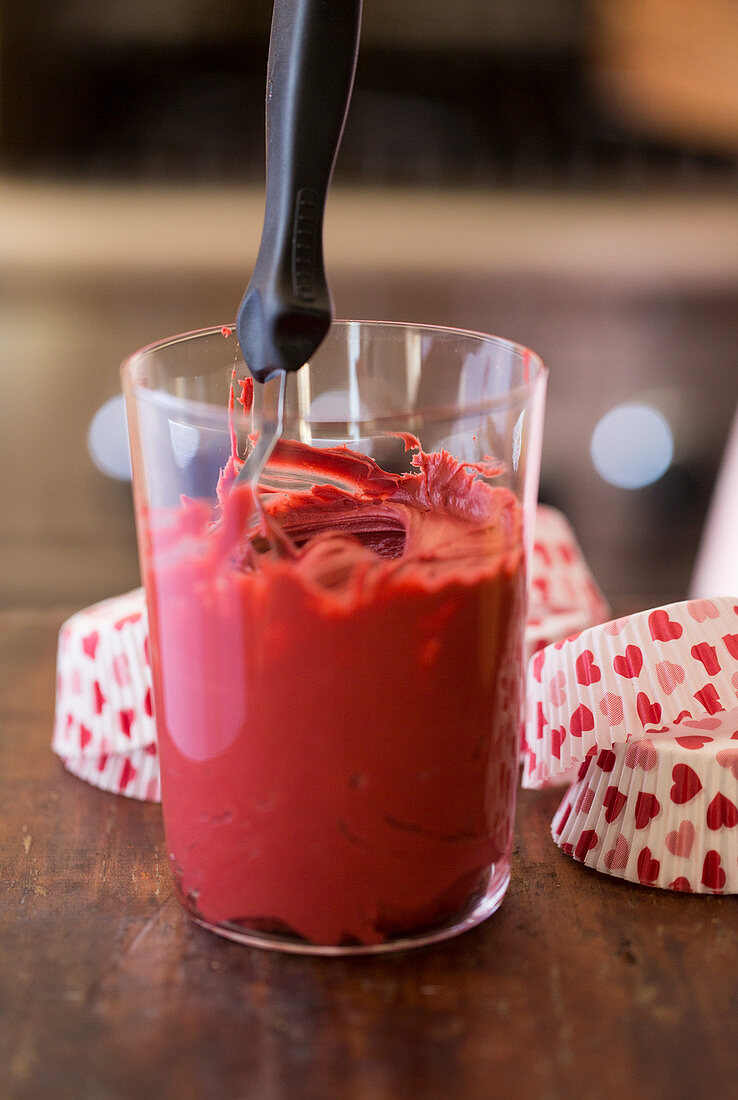 Rote Glasur im Glas