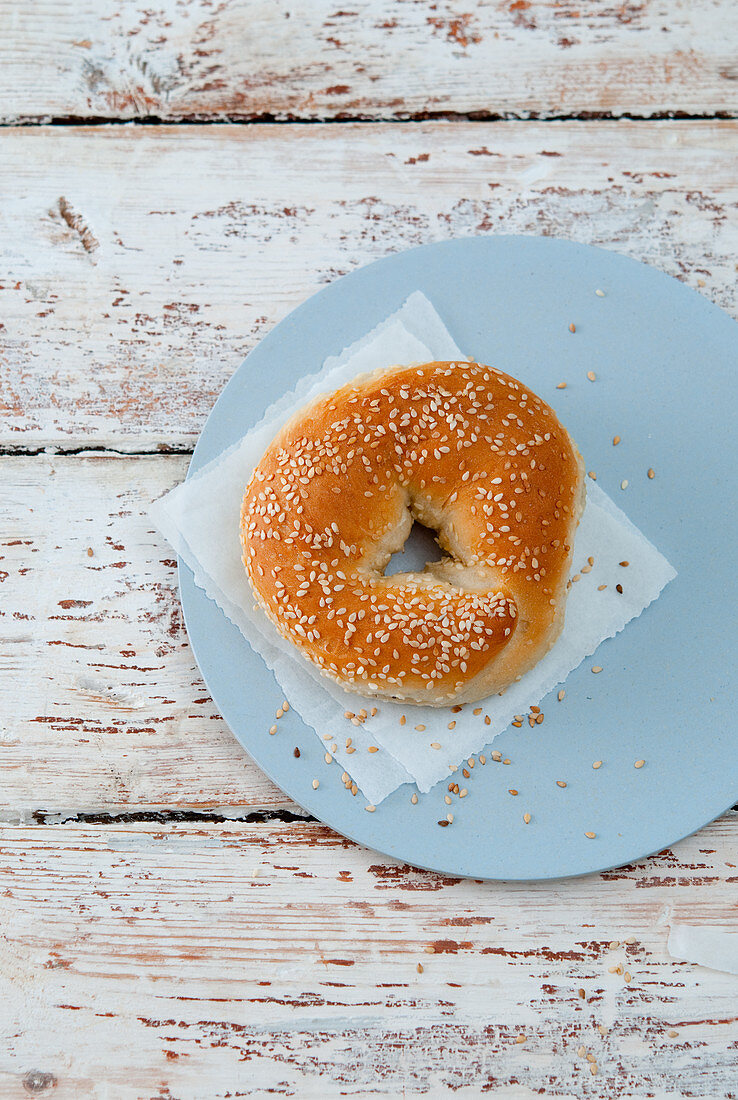 Ein Bagel auf Teller (Aufsicht)