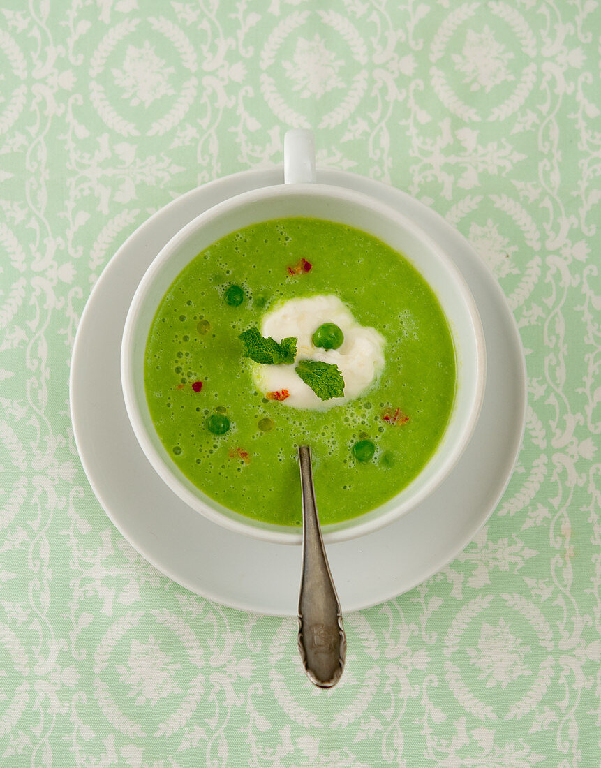 Pea soup with mint and chilli (seen from above)
