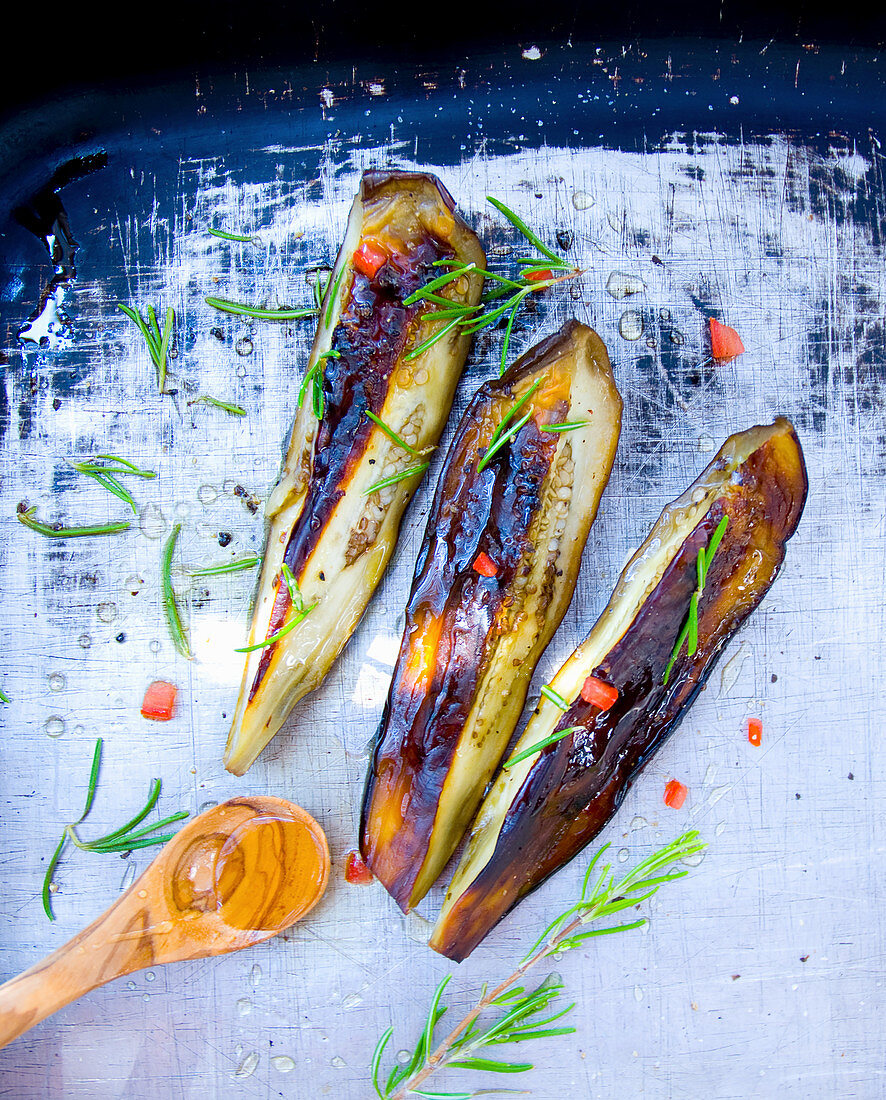 Grilled aubergines with honey and rosemary (seen from above)