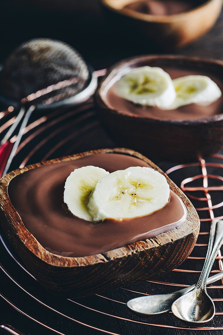 Chocolate pudding with bananas