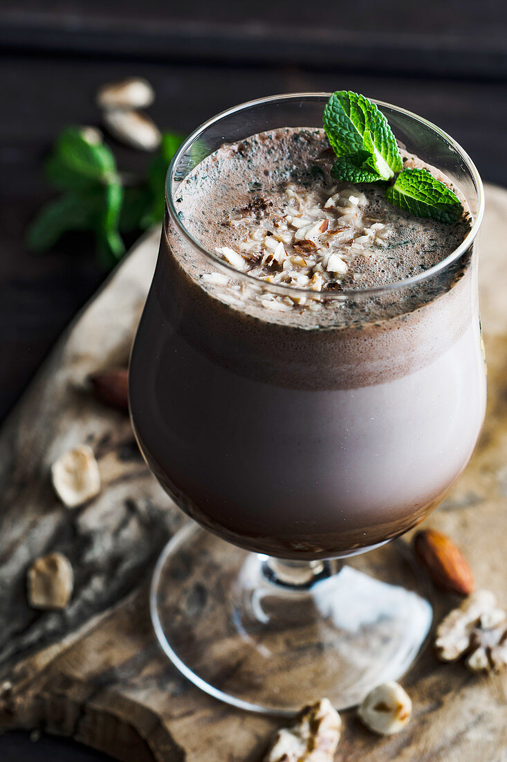 Cocoa smoothie with fresh mint and hazelnuts
