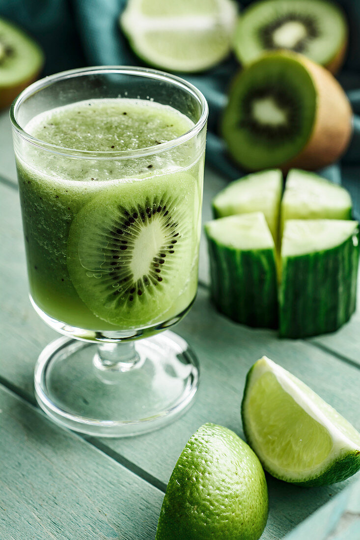 Grüner Smoothie mit Kiwi, Gurke und Limette