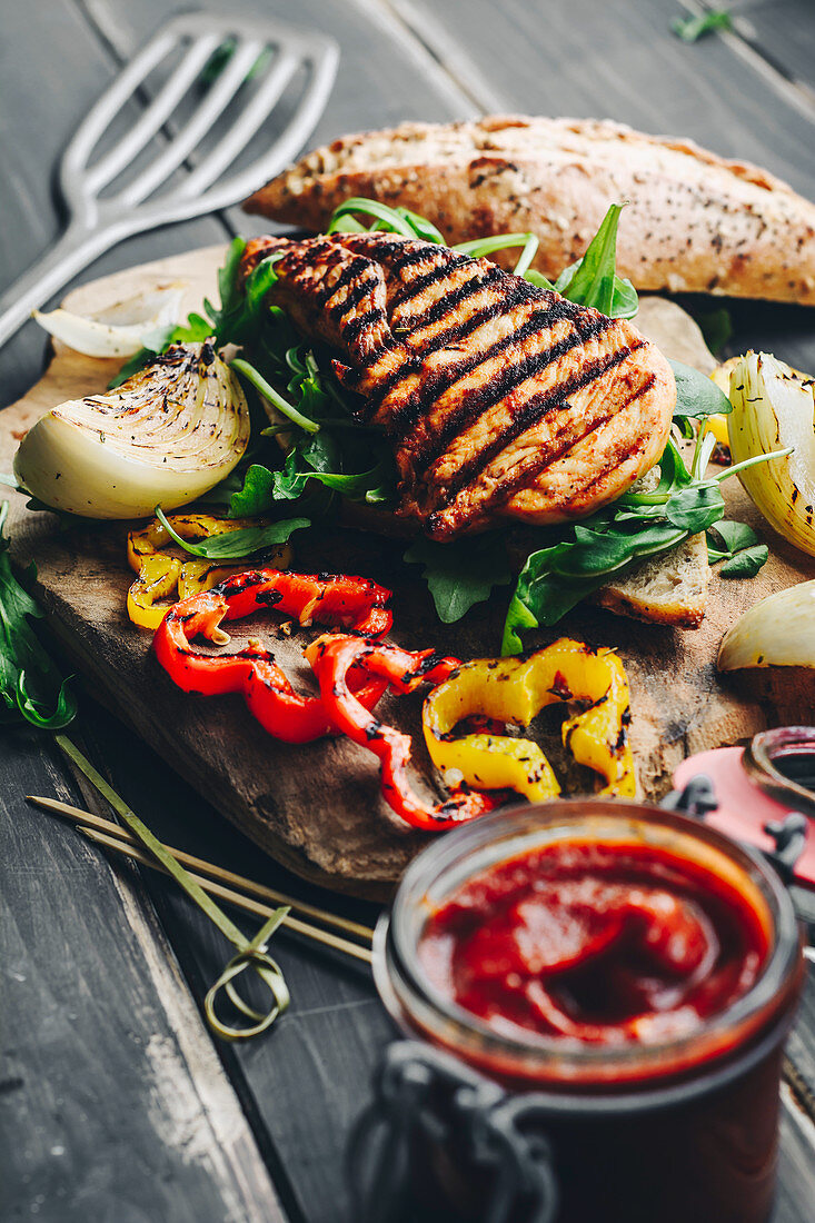 Gegrillter Hähnchenburger mit Paprika, Zwiebeln und Rucola