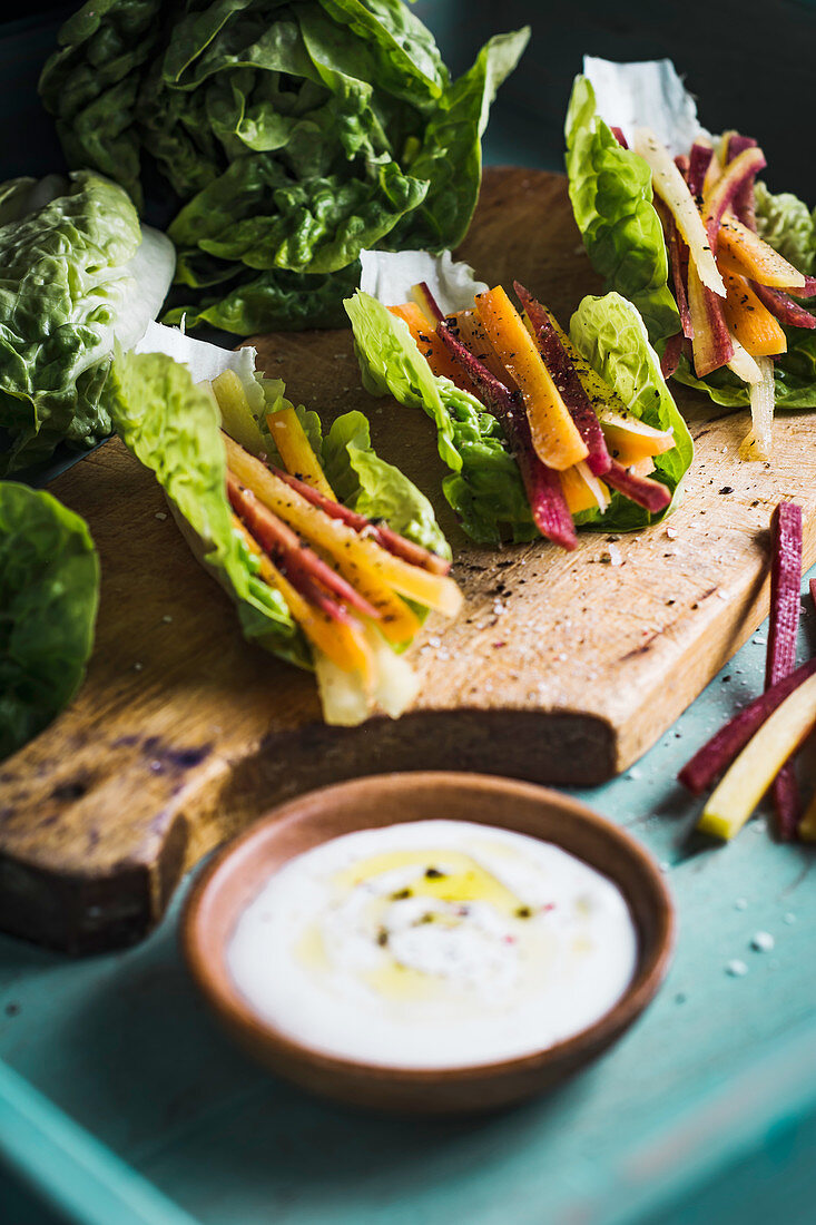 Salatschiffchen aus Miniromana gefüllt mit Karottensticks dazu Joghurtdip