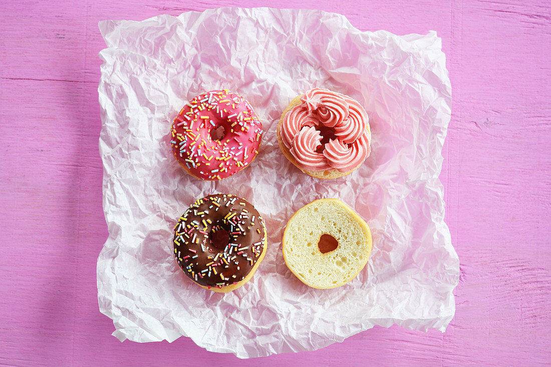 Mini-Donuts mit Schokolade, Zuckerglasur und Zuckerstreuseln