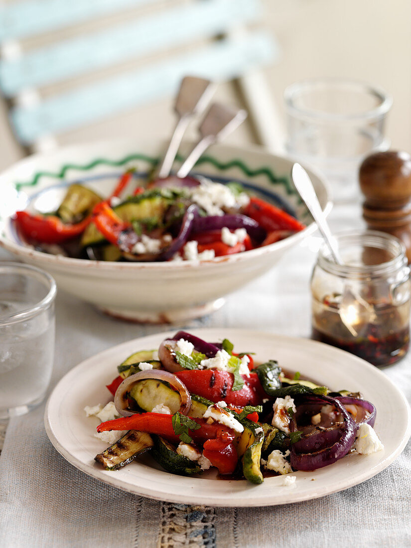 Grillgemüsesalat mit Zucchini, roter Paprika, Zwiebeln und Feta