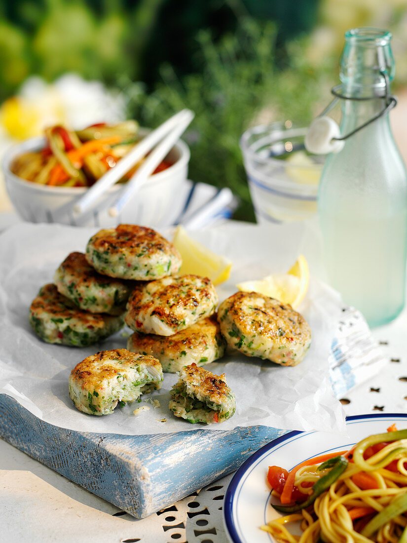 Gegrillte Crab Cakes mit Garnelen und Frühlingszwiebeln