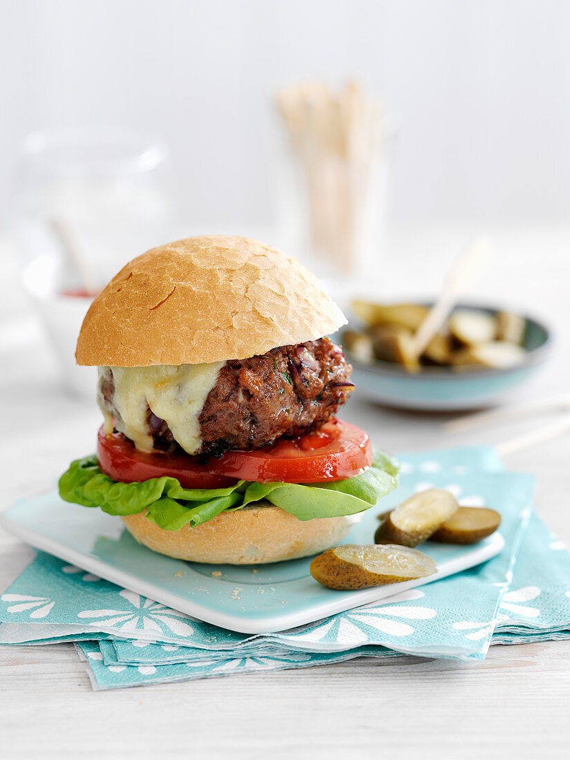 Hamburger mit Tomate und Salat serviert mit Essiggurken