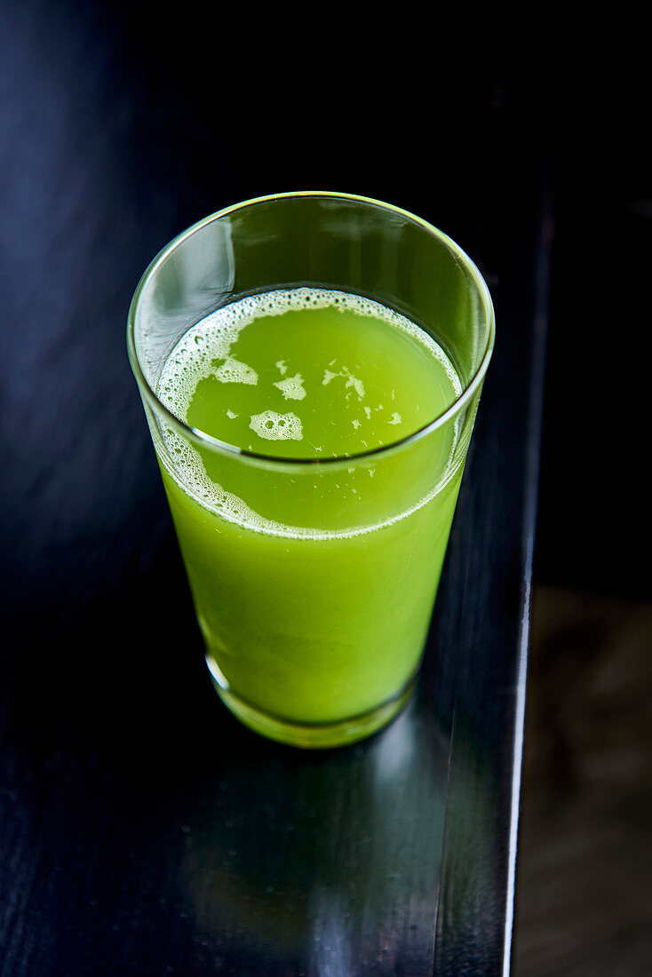 Grüner Smoothie mit Apfel, Gurke und Sellerie im Glas