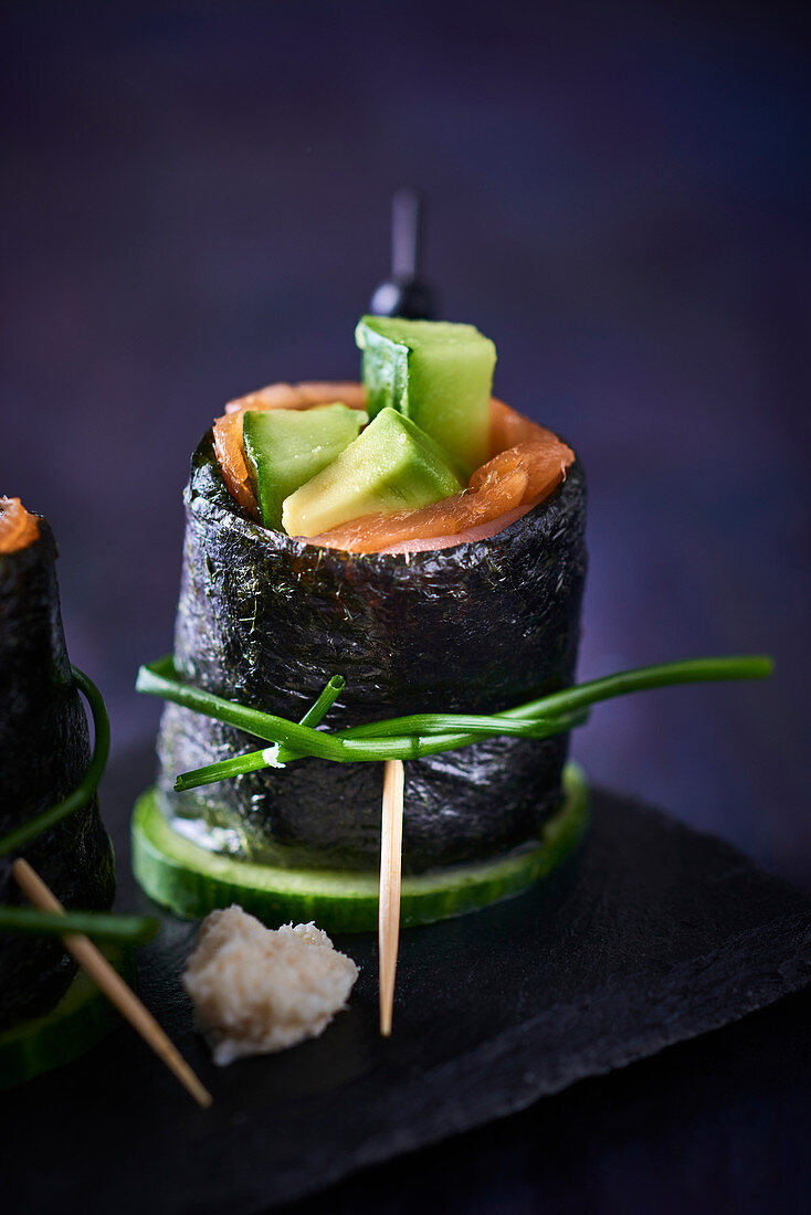 Maki-Sushi mit Fisch und Avocado (Japan)