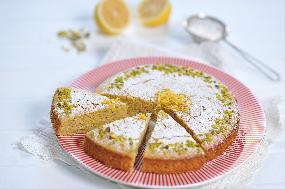 Veganer Zitronen-Polenta-Kuchen mit Pistazien