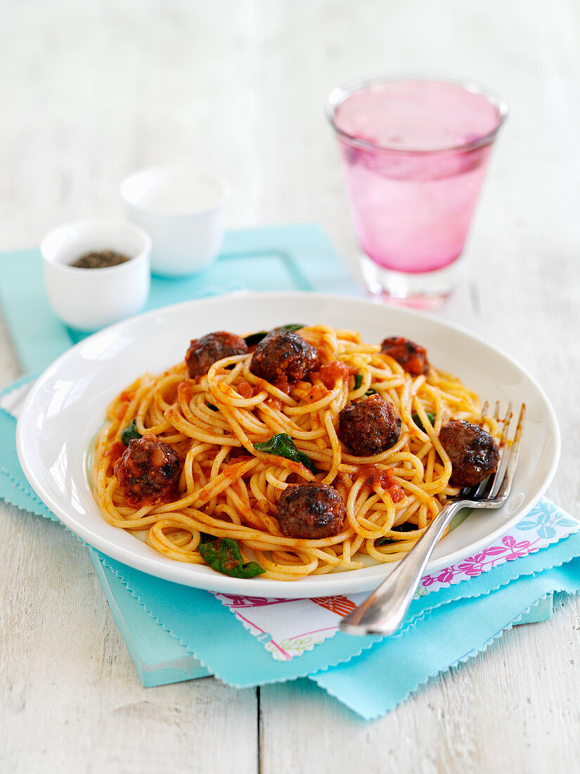 Spaghetti mit würzigen Fleischbällchen und rotem Pesto