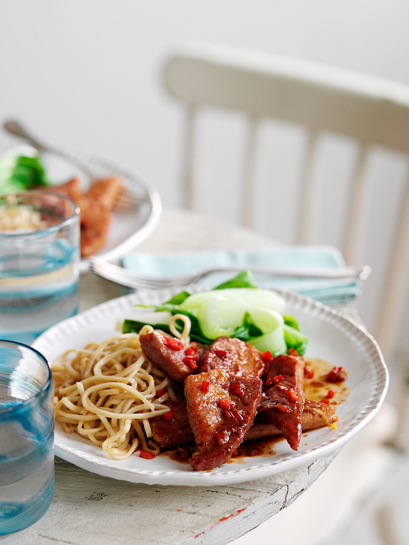 Sticky gammon steaks with noodles (England)