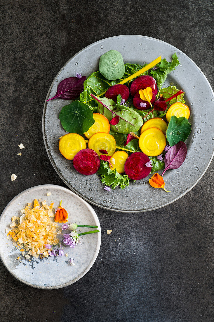 Rote-Bete-Salat mit Kapuzinerkresse