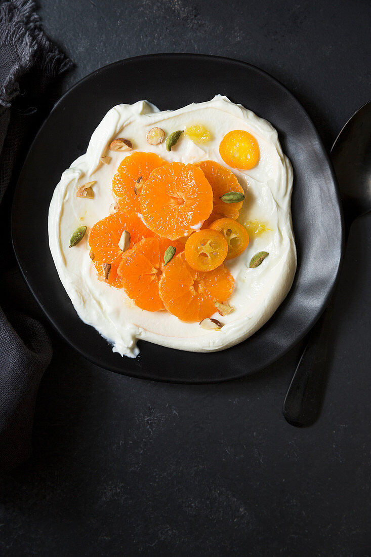 Griechischer Joghurt mit Orangenscheiben, Kardamom und Honig