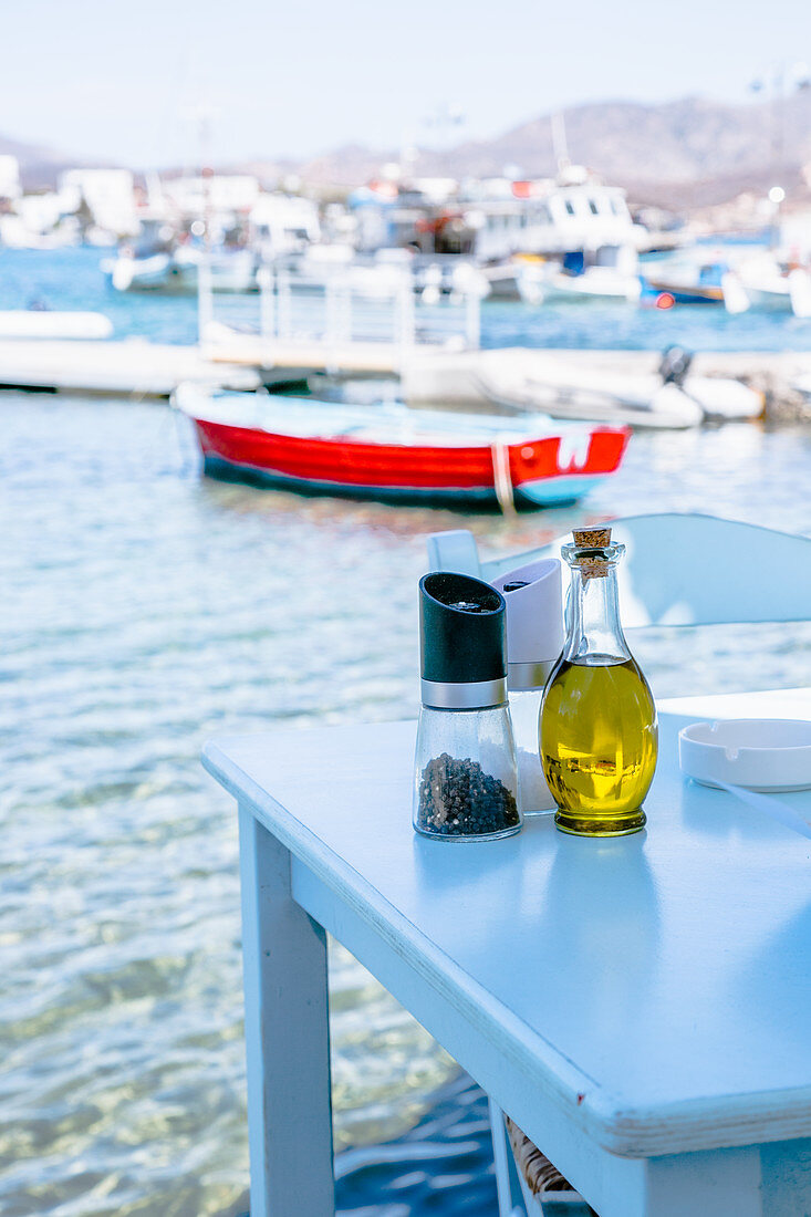 Öl, Salz und Pfeffer auf Tisch am Hafen
