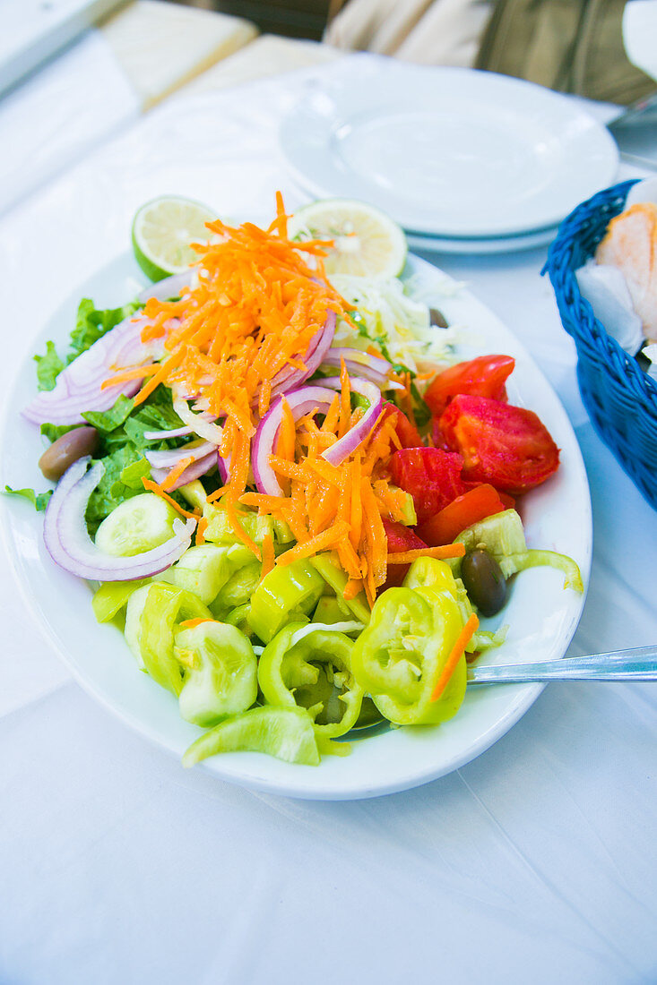 Veganer griechischer Salat auf Tisch im Freien