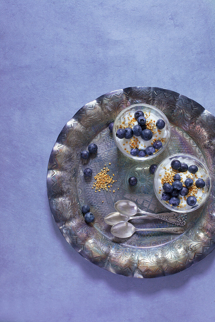 Joghurt mit Blaubeeren und Bienenpollen auf Silbertablett