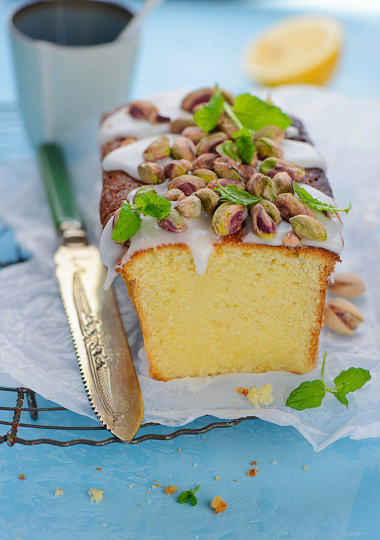 Zitronenkuchen mit Zuckerglasur und gesalzenen Pistazien