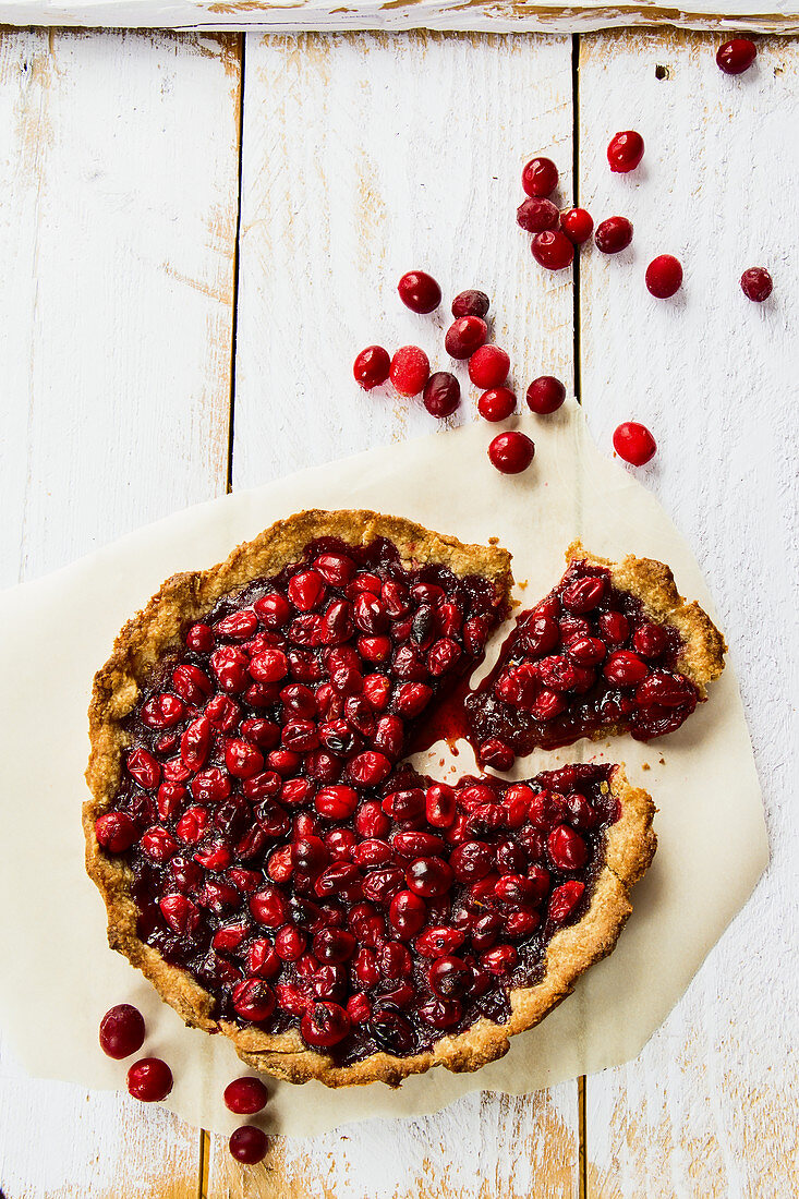 Cranberry-Kuchen, angeschnitten (Aufsicht)