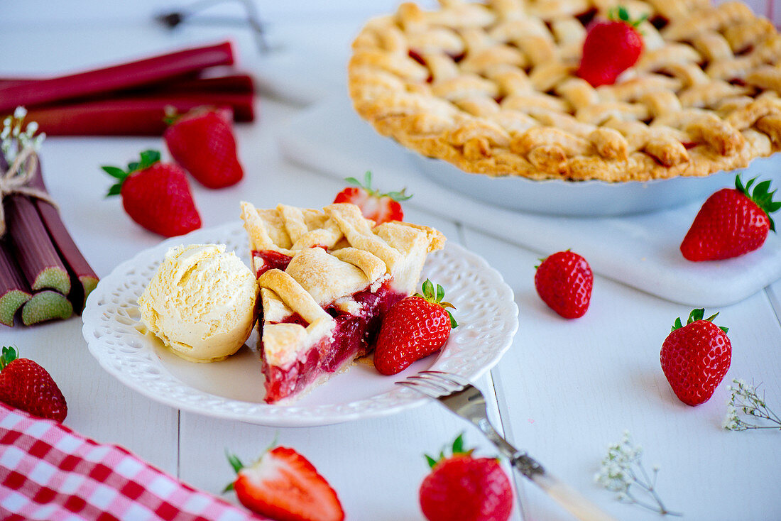 Rhabarber-Erdbeer-Pie mit Vanilleeis
