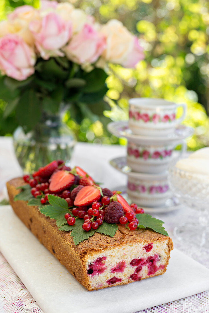 Roter Johannisbeerkuchen mit Himbeeren und Erdbeeren