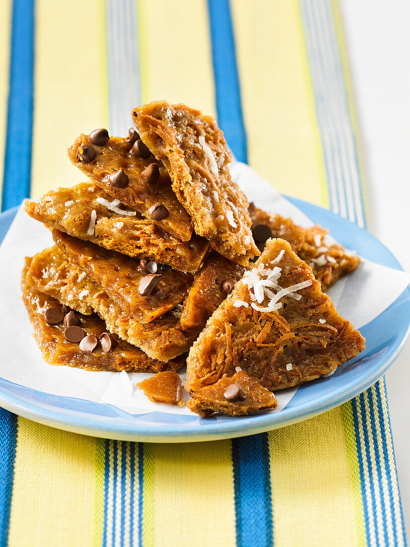 Graham-Cracker-Toffee mit Schokotropfen und Kokosraspeln