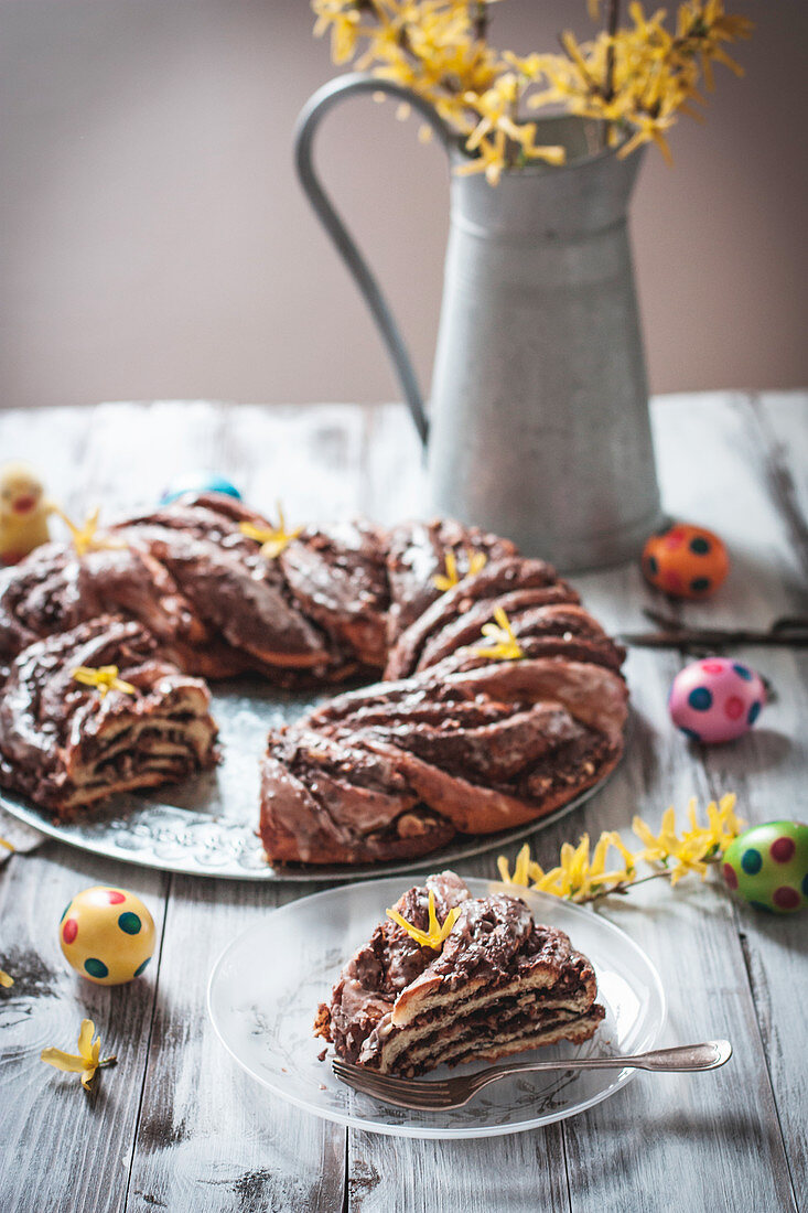 Hefekranz mit Nuss-Nougatcreme-Füllung und Nüssen zum Osterfest