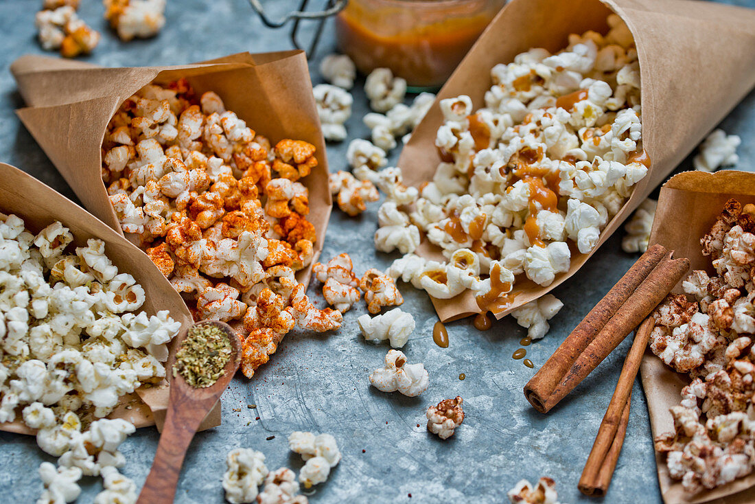 Popcorn, verschieden aromatisiert, in Papiertüten