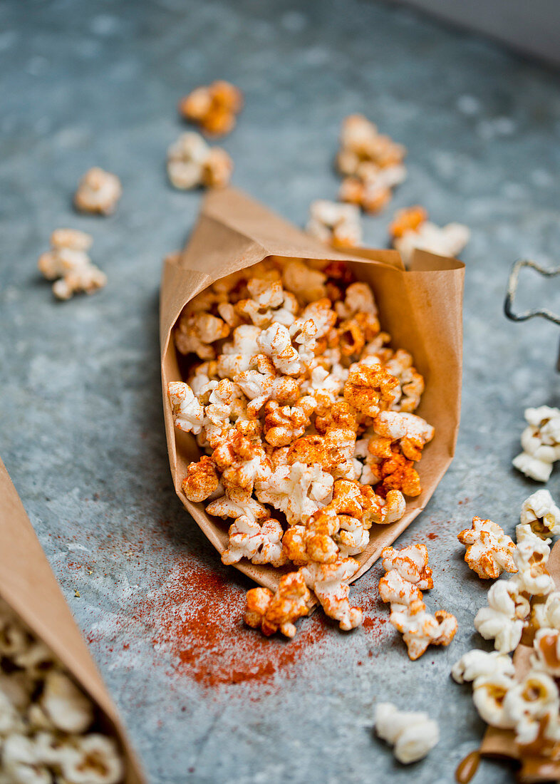 Popcorn mit geräuchertem Paprika in Papiertüte