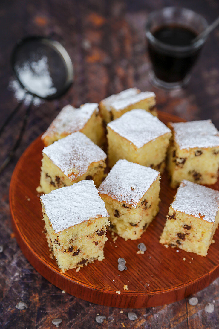 Kuchenwürfel mit dunklen Schokotropfen