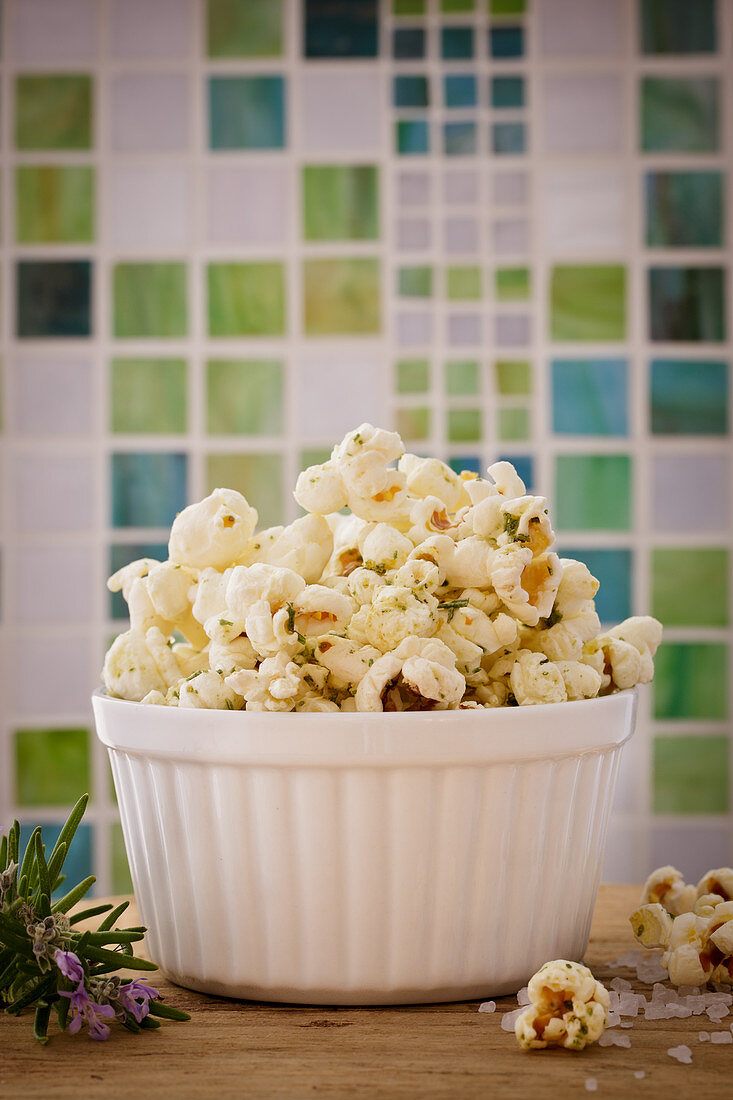 Popcorn aromatisiert mit Rosmarin, Honig und Meersalz