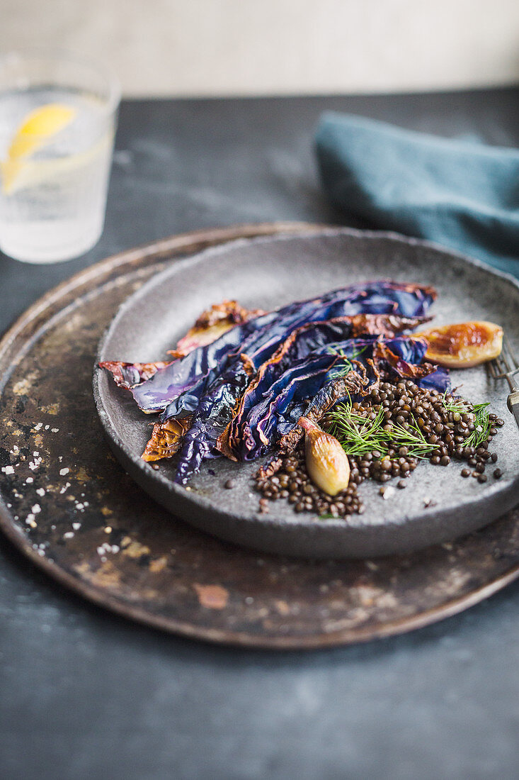 Gebratener Rotkohl mit Schalotten, Belugalinsen und Dill