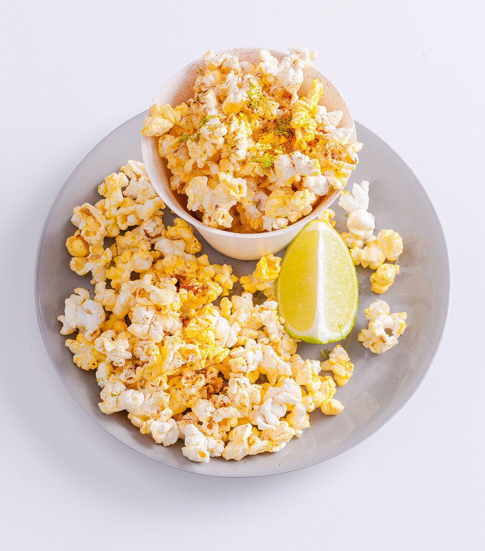 Würziges Cajun-Popcorn mit Limette