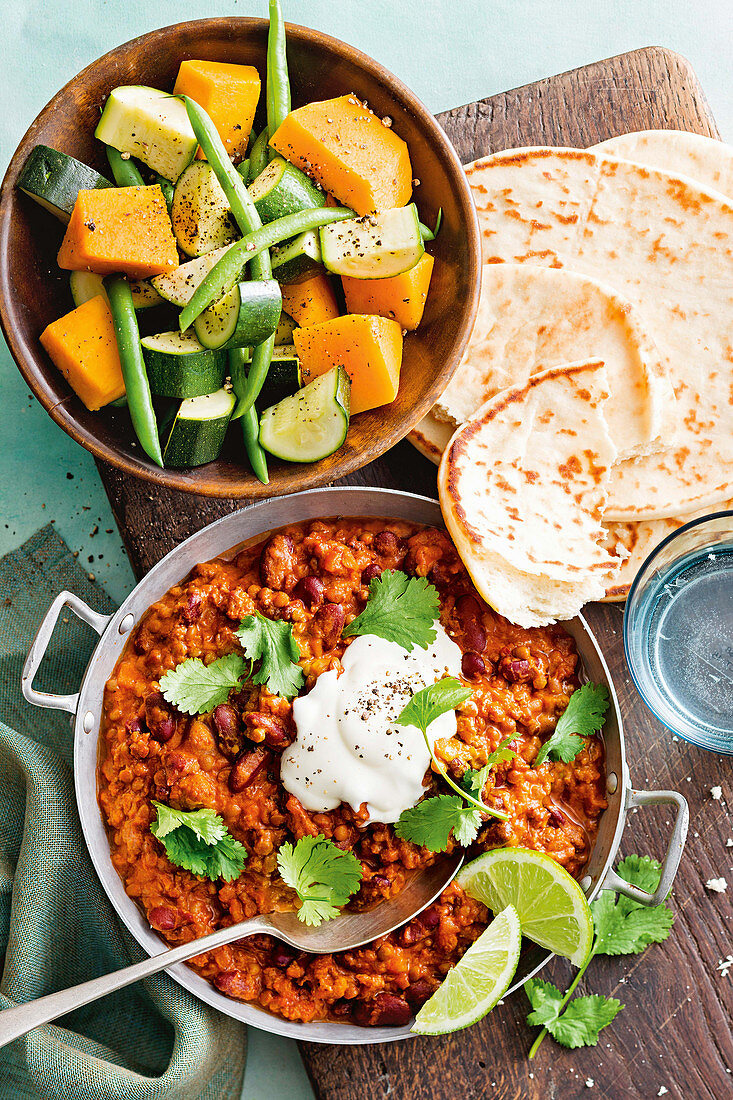 Lamm-Dhal mit Naan-Brot und gedämpftem Gemüse