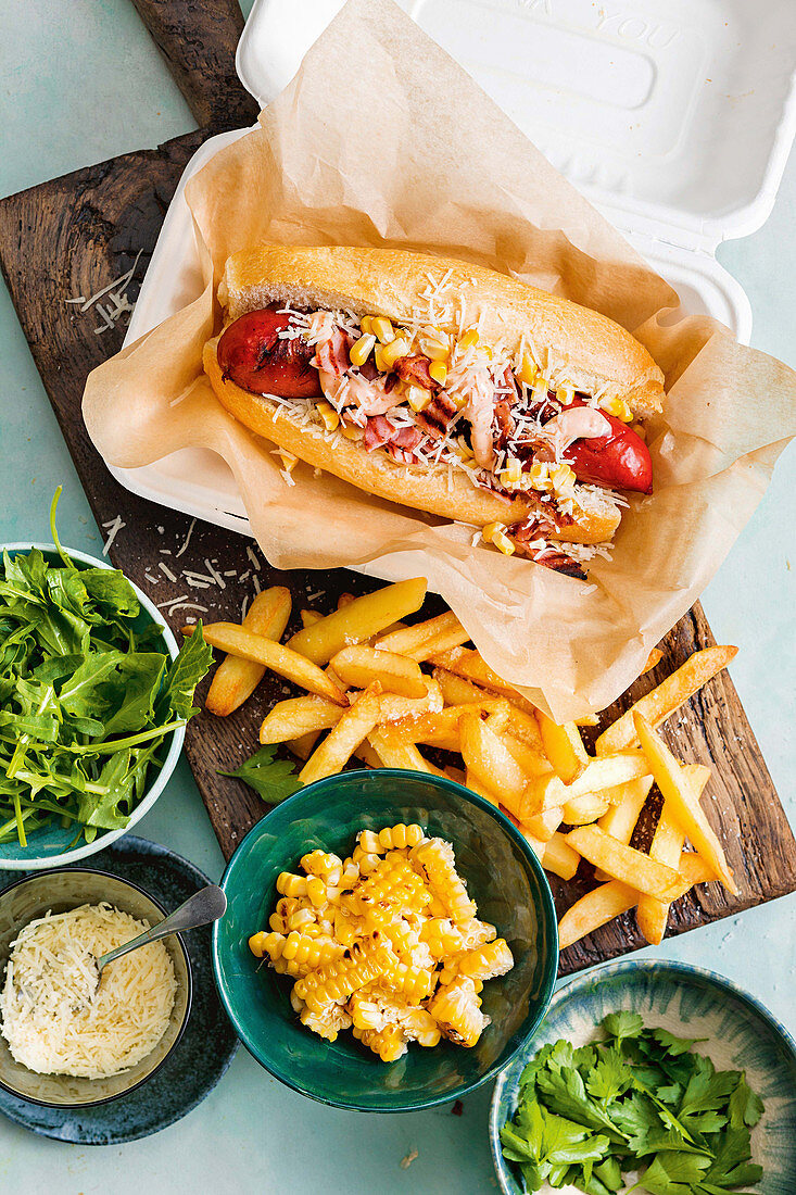 Hot dog mit Grillwurst, Grillmais und Chili-Mayonaise