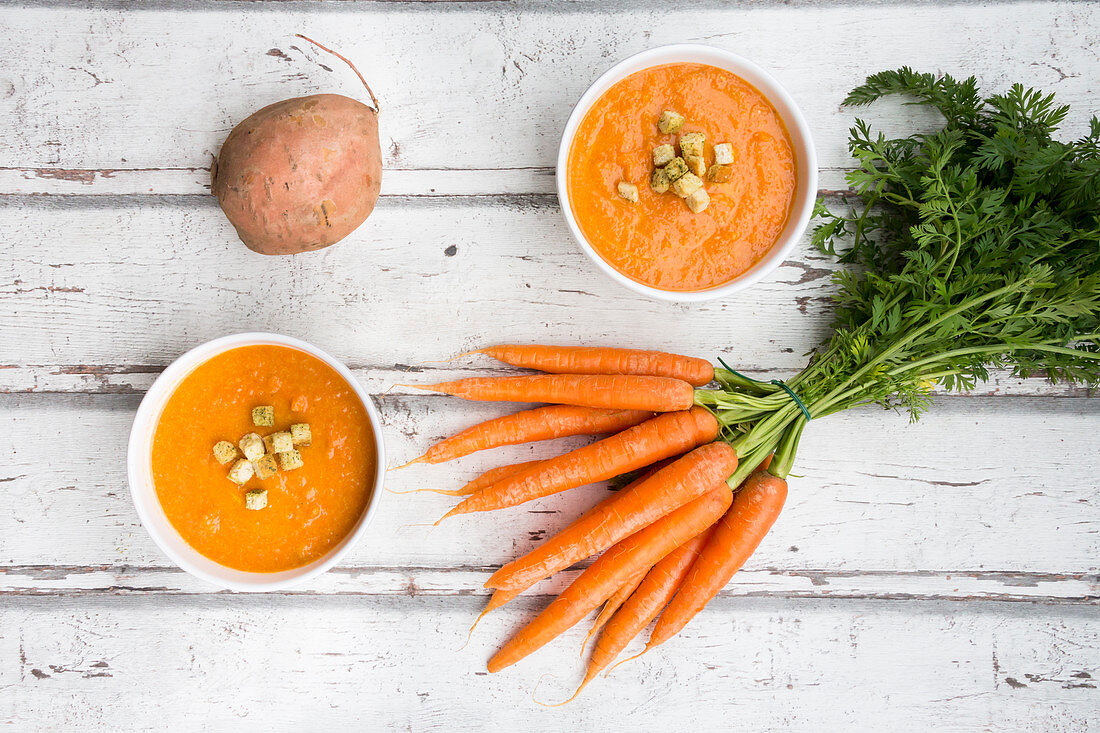 Karotten-Süsskartoffel-Suppe mit Croûtons