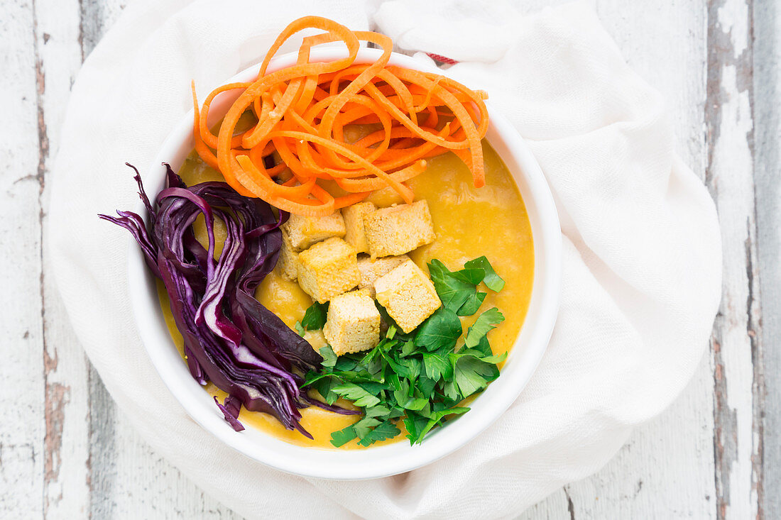 Turmerik-Curry mit Tofu, Petersilie, Rotkohl und Karotten