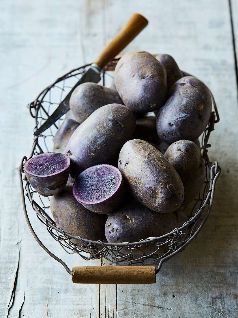 Blaue Kartoffeln in Drahtkorb