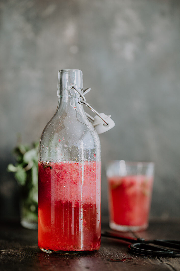 Limonade aus frischen Erdbeeren, Minze und Eis