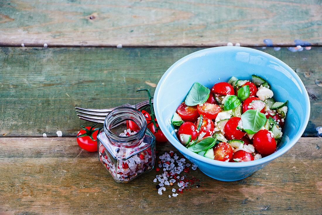 Bio-Gemüsesalat mit Feta und Basilikum