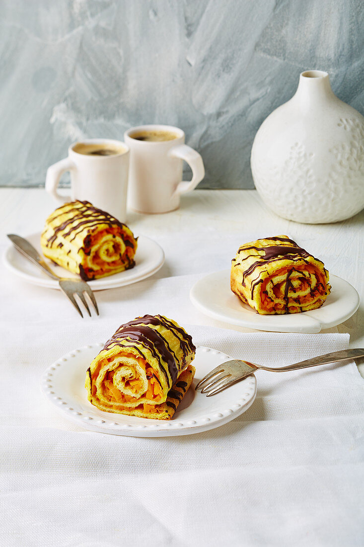 Stuffed oopsie rolls with a carrot and mango filling (low carb)